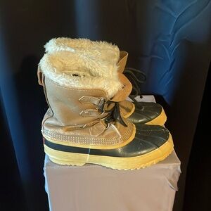 Sorel women’s lace up rubber boots size 9